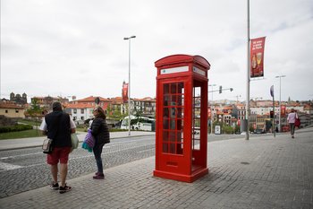 Cabine De Telefone Vermelha No Centro Histórico Em Porto, Portugal